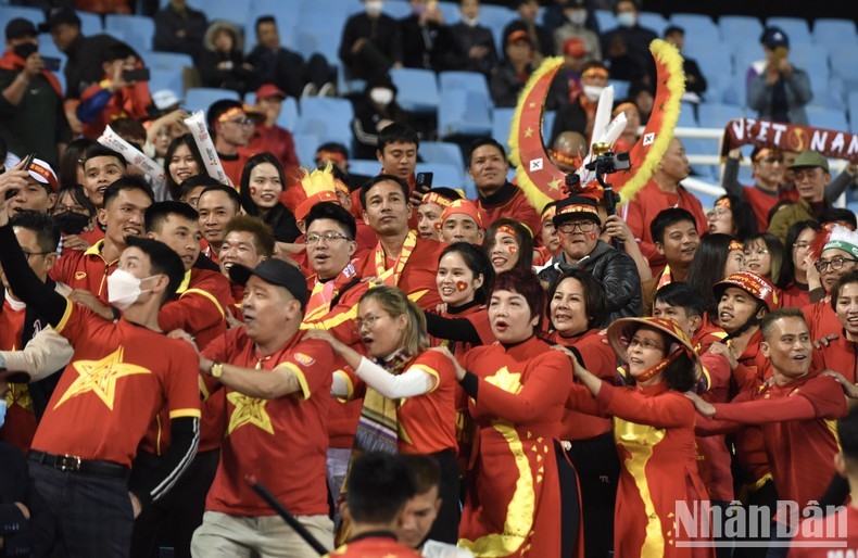 越南球迷赴美亭体育场鼓舞球员。