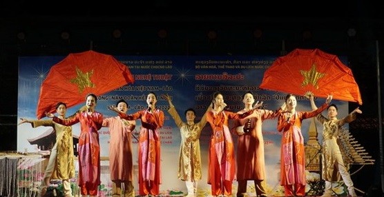 “越南香色和越老友谊之情”艺术活动的表演节目。（图片来源：越通社）
