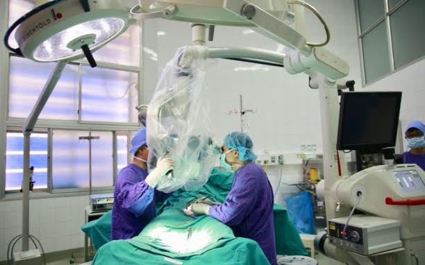 附图：越德友谊医院医生进行手术。