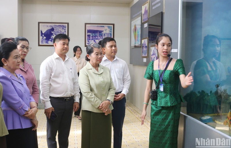 柬埔寨副首相梅森安参观茶荣省民族文化博物馆。