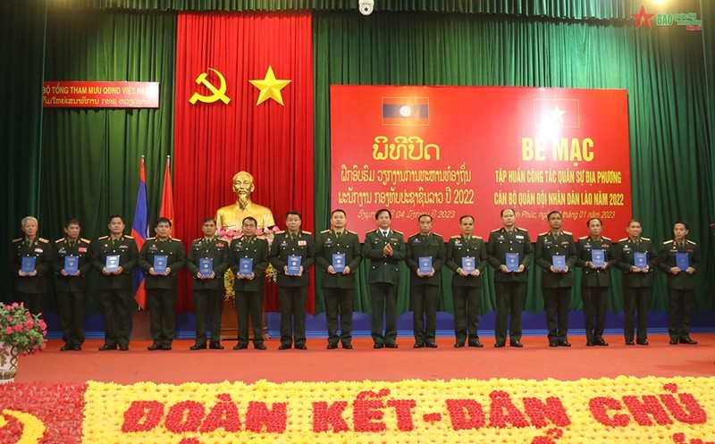 老挝人民军干部出席训班结业仪式。（图片来源：人民军队报）