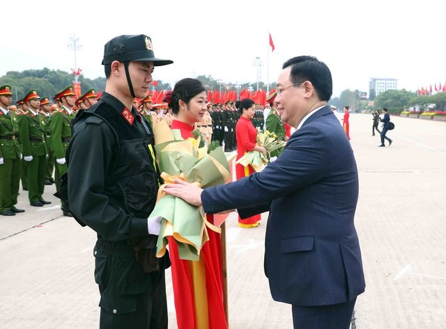 国会主席王廷惠向参赛者赠送鲜花。（图片来源：国会官网）