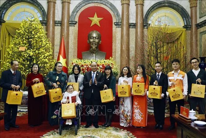 阮春福主席向各位代表赠送礼物。（图片来源：越通社）