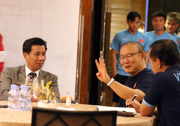 越南驻印尼大使谢文聪和朴恒绪教练。（图片来源：tuoitre.vn）
