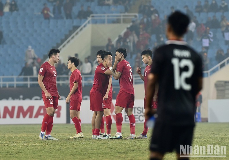 越南球员在比赛结束时欢欣鼓舞。