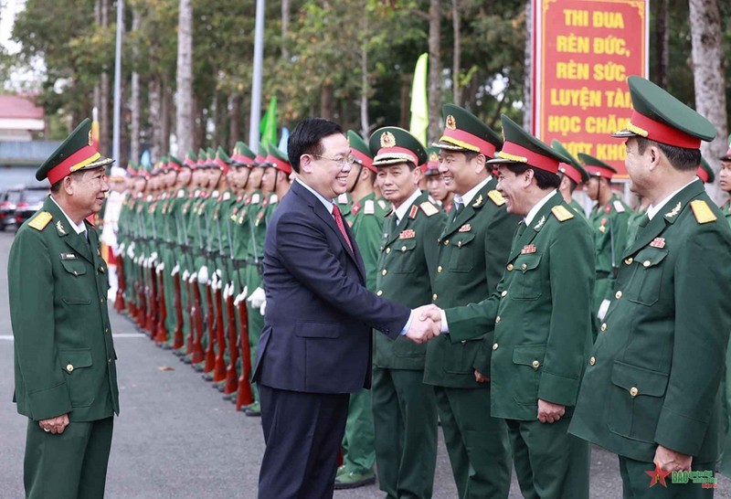 国会主席王廷惠走访安江省军事指挥部。（图片来源：人民军队报）