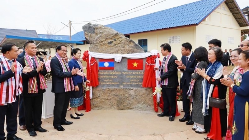 越南向老挝移交老越友谊示范高中—技工学校。