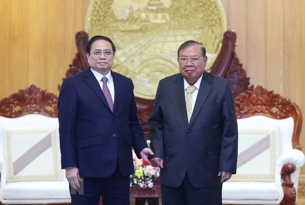 范明正总理探访前老挝人民革命党中央总书记、前老挝国家主席本扬•沃拉吉。（图片来源：越通社）