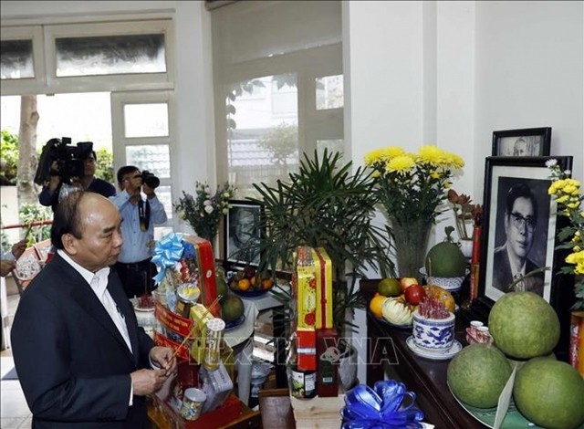 阮春福主席敬香缅怀已故越共中央总书记的阮文灵。（图片来源：越通社）