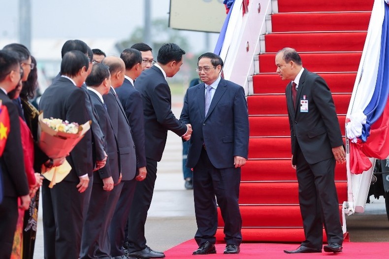 范明正总理抵达老挝首都万象。