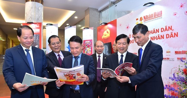 各位代表参观《人民报》的展位。