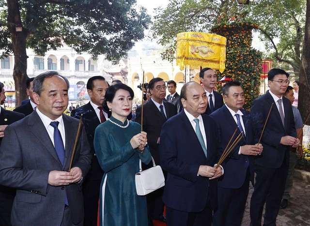 越南国家主席阮春福和海外越南人在敬天殿敬香。（图片来源：VTV）