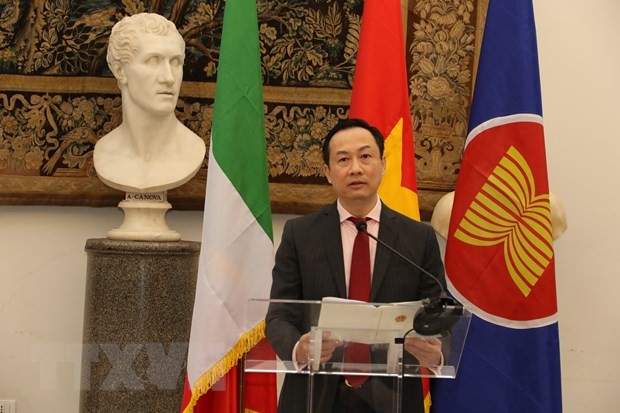 越南驻意大利大使杨海兴在新闻发布会上发言。（图片来源：越通社）