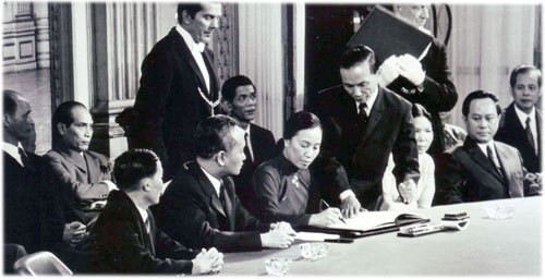 越南南方共和革命临时政府谈判代表团团长阮氏萍1973年1月27日签署《巴黎协定》。（图片来源：越通社）
