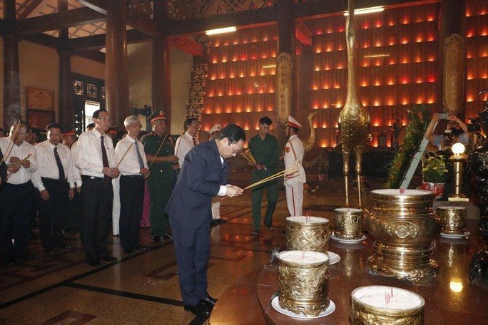 胡志明市领导敬香缅怀英雄烈士们。（图片来源：nld.com.vn）