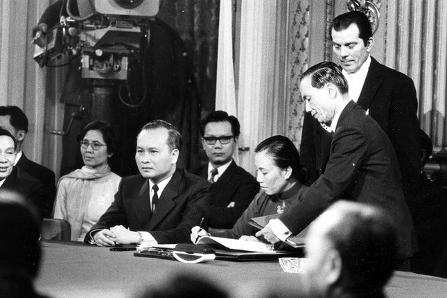 越南南方共和革命临时政府谈判代表团团长阮氏萍女士和各方代表1973年1月27日签署《巴黎协定》。
