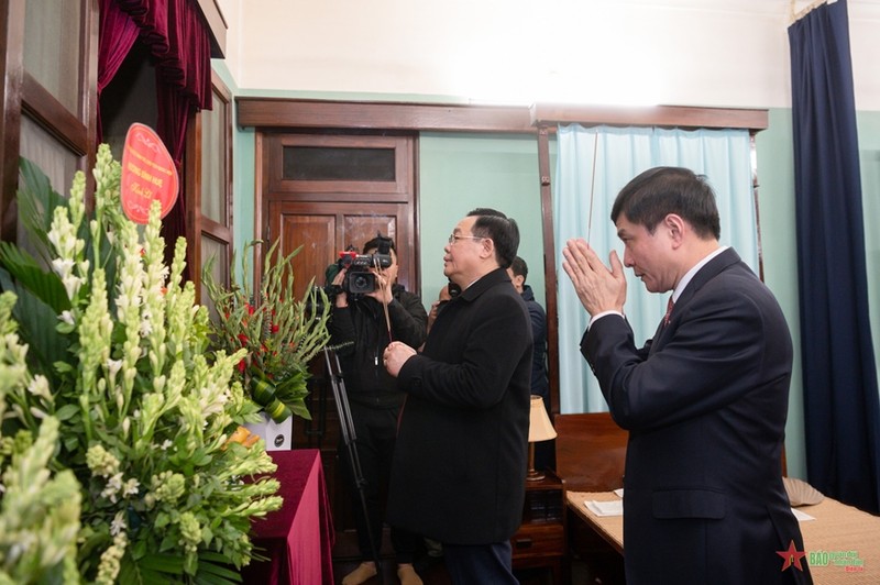 国会主席王廷惠敬香缅怀胡志明主席。（图片来源：人民军队报）