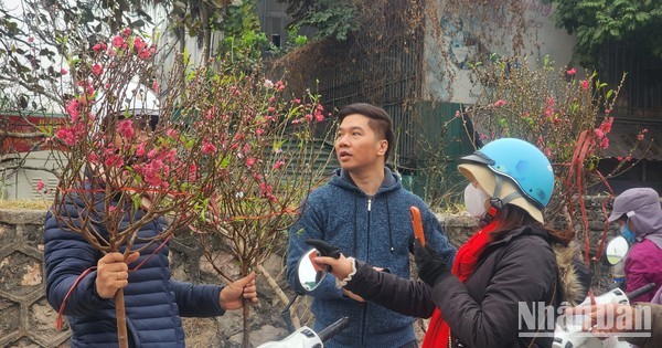 人民纷纷前往广霸花市购买鲜花。