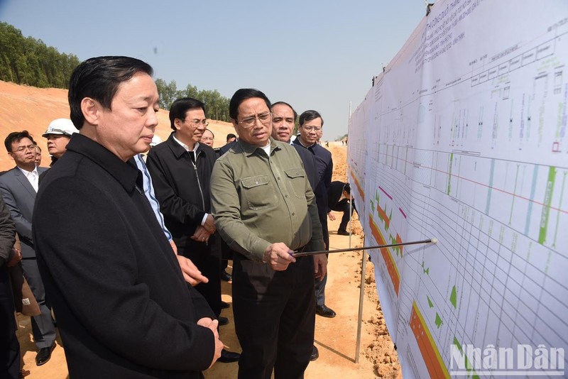 越南政府总理范明正检查宣光—富寿高速公路建设投资项目。