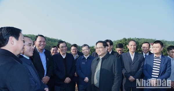 范明正检查宣光—富寿高速公路建设投资项目。