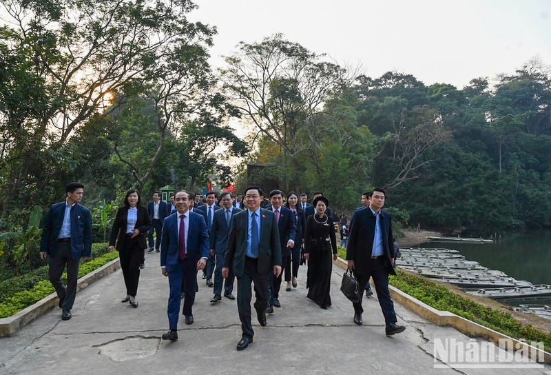国会主席王廷惠和各位代表走访新潮国家级特殊历史遗迹区。