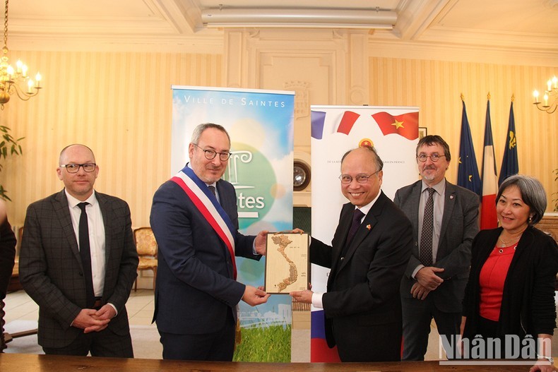丁全胜大使向布吕诺·德拉普龙市长赠送纪念品。