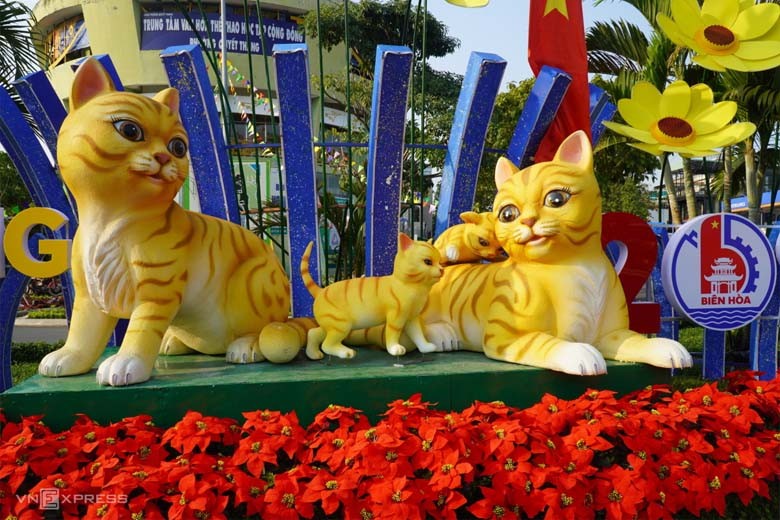 同奈省陶瓷猫吉祥物摆件深受广大客户青睐| 越南人民报网