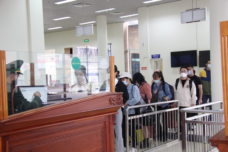 外国游客在芒街国际口岸办理入境越南的手续。