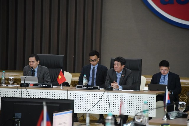越南常驻东盟代表团主持会议。（图片来源：VGP）
