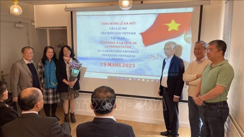 法国热爱越南海岛俱乐部问世仪式。（图片来源：越通社）