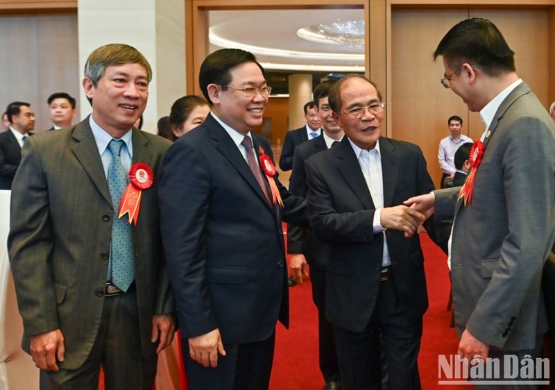 国会主席王廷惠，国会主席阮生雄和各位代表。