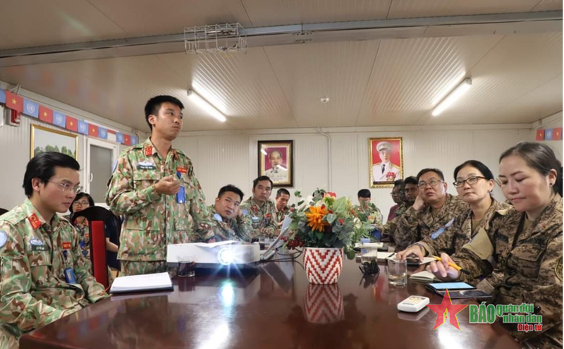 范文雄少校（左二）同蒙古单位分享疫情防控经验。（图片来源：人民军队报）