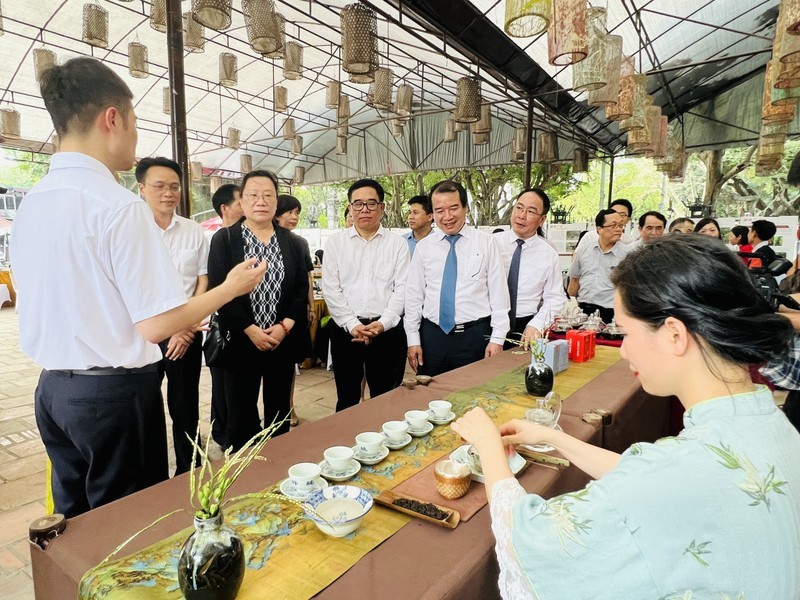 各位代表在活动上听取关于茶文化的信息。