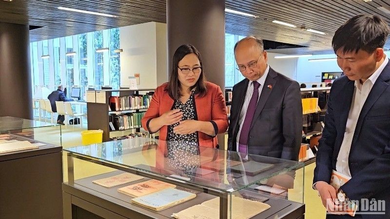 越南驻法国大使丁全胜参观展会。