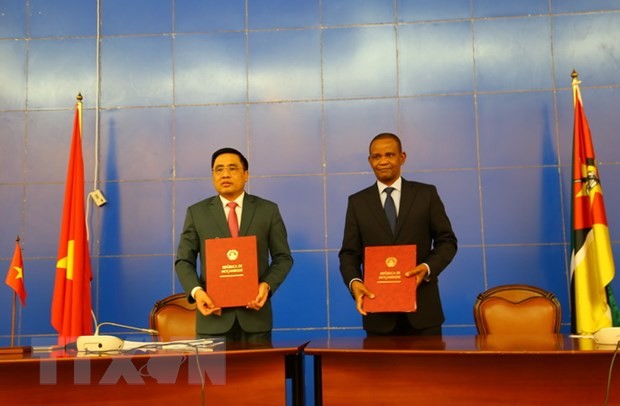 阮国治副部长和曼努埃尔·若泽·贡萨尔维斯副部长在会议纪要上签字。（图片来源：越通社）