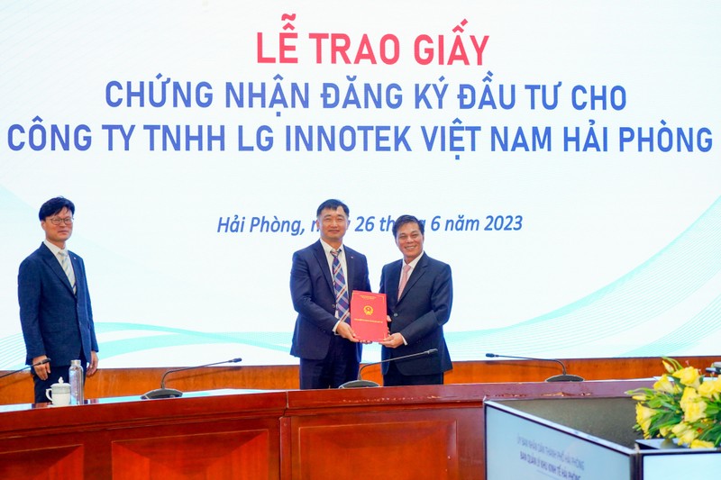 海防市领导向向韩国LG Innotek（越南）公司的项目授予变更注册资本证明。（图片来源：投资报）