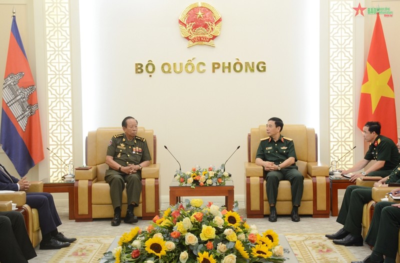 越南国防部长潘文江大将会见柬埔寨国防大臣迪班。（图片来源：人民军队报）