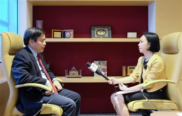 新加坡国立大学李光耀公共政策学院副教授武明姜接受记者的采访。（图片来源：越通社）