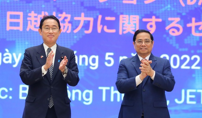 附图：越南政府总理范明正与日本首相岸田文雄合影。