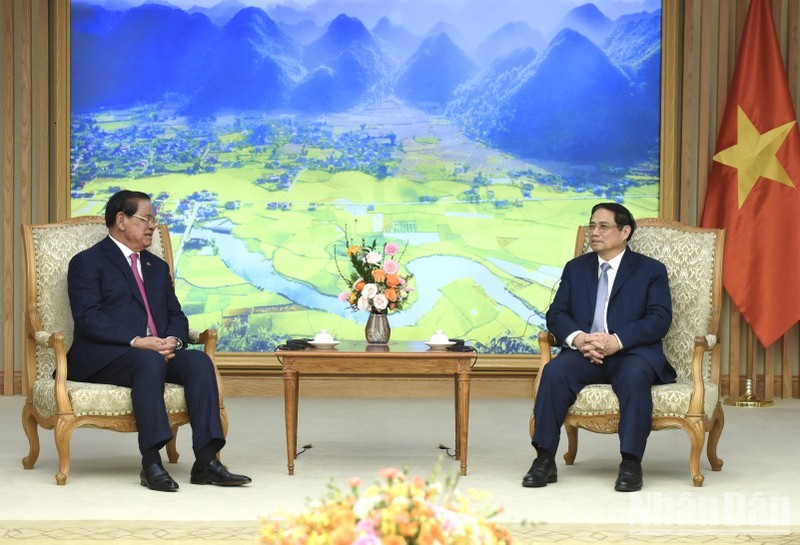 越南政府总理范明正会见柬埔寨副首相兼内政部大臣韶肯。（陈海 摄）