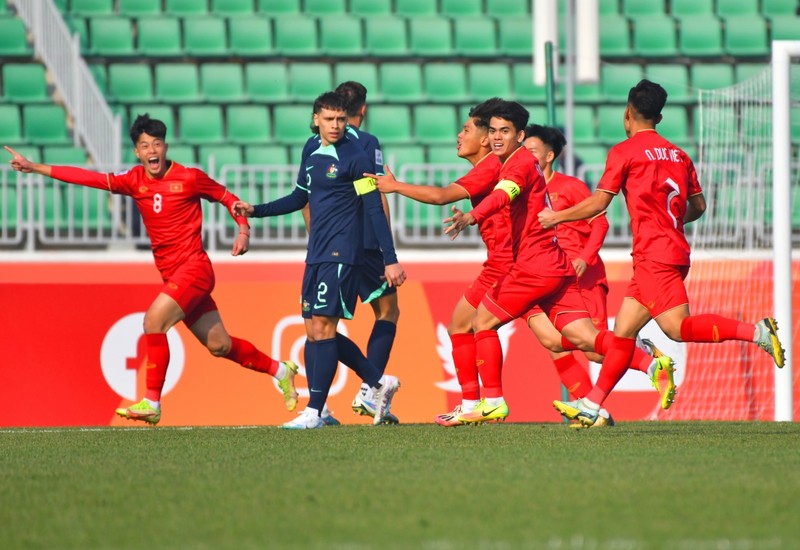 越南U20队（红色球衣）以2比1击败卡塔尔U20队。