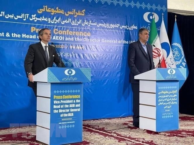图：国际原子能机构总干事拉斐尔·格罗西（左边）和伊朗原子能机构主席伊斯拉米(Mohammad Eslami) 当地时间3月4日举行新闻发布会。（图片来源：IRNA）