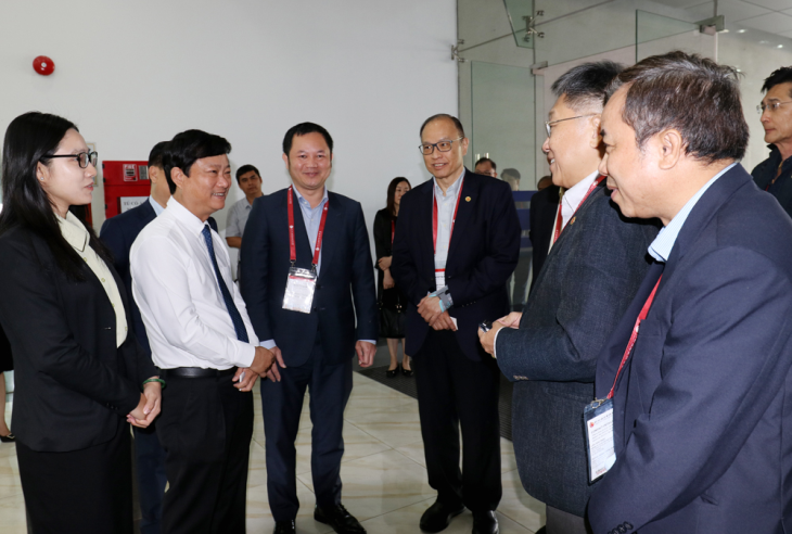 平阳省人民委员会副主席阮文让与贵宾交谈。