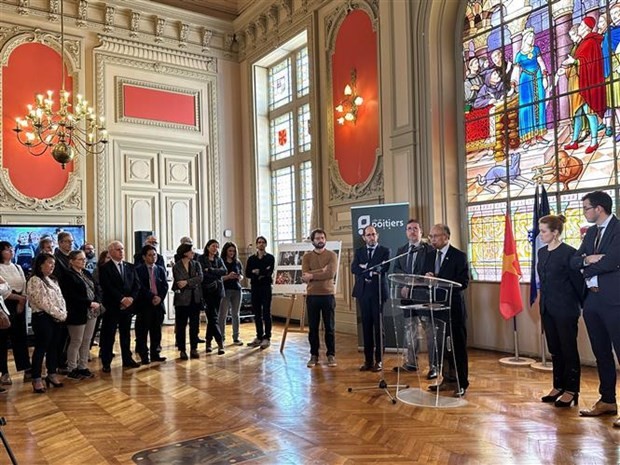 越法两国建交50周年暨越法战略伙伴关系10周年纪念活动在普瓦捷市政厅隆重举行。