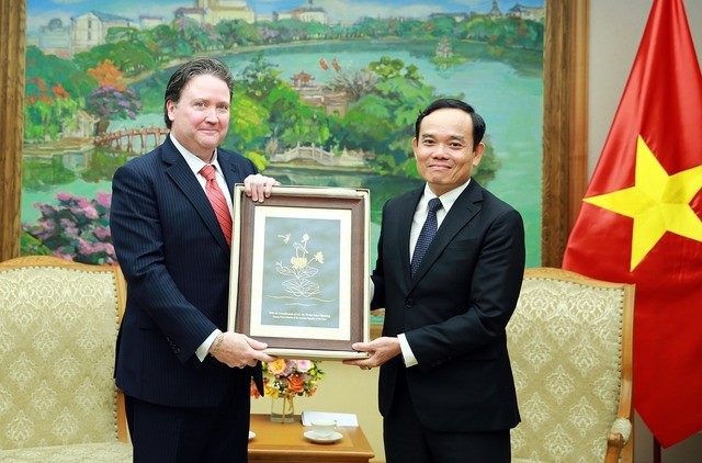 陈流光副总理向美国驻越南特命全权大使马克·埃文斯·纳珀赠送纪念品。