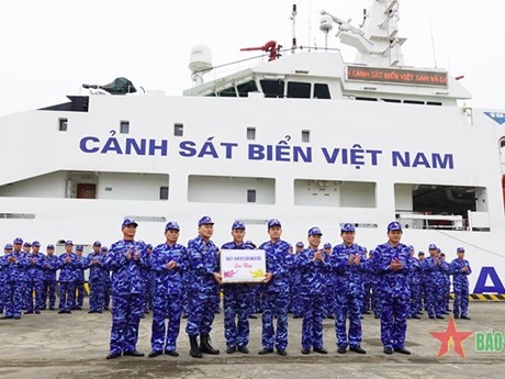越南海警编队离开海防市停武港。（图片来源：人民军队报）