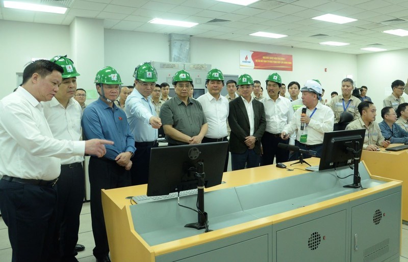 范明正总理视察太平2号煤炭火力发电厂总控制室。