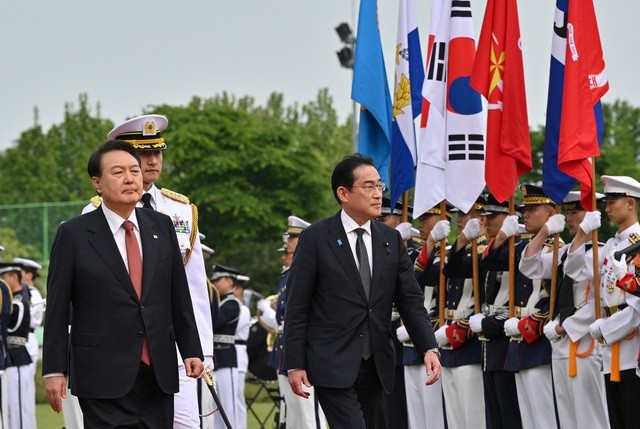 5月7日在韩国总统府举行的日本首相岸田文雄迎接仪式。（图片来源：路透社）