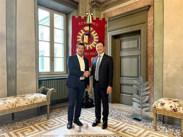 杨海兴大使会见乔治·戈里市长。（图片来源：越通社）