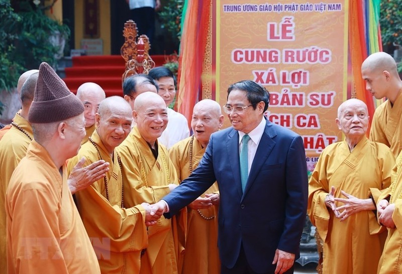 范明正总理向越南佛教协会致以美好节日祝福。